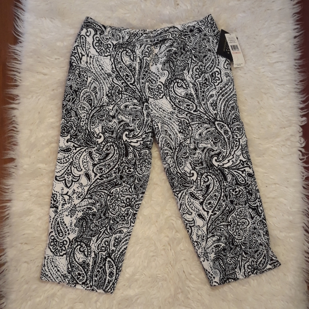 Uniform JPR Black and white paisley capris